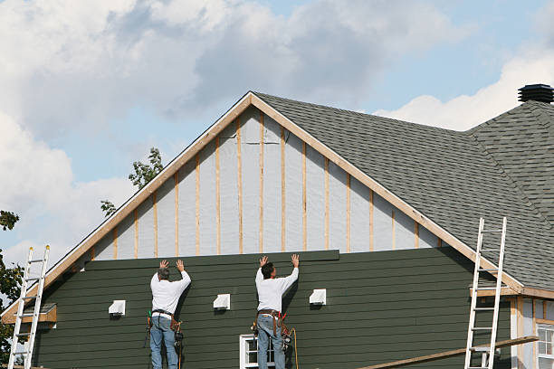 Professional Siding Replacement technician working in Darien, IL